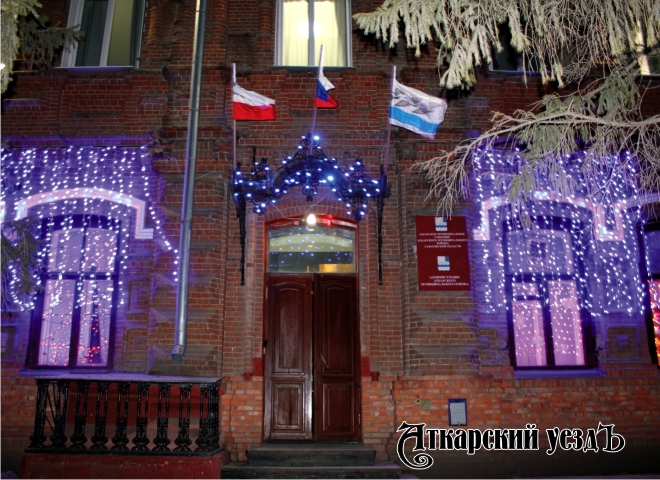 Вход в администрацию Аткарского МР, украшенный к Новому году