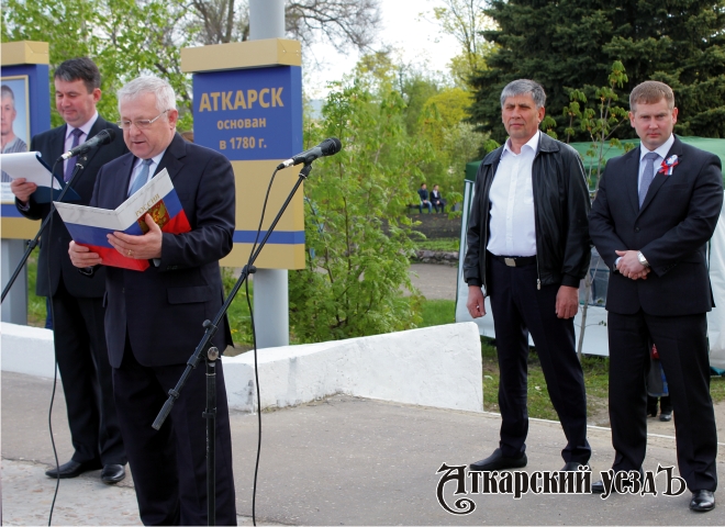 Виктор Томарев и Виктор Елин на митинге, посвященном Дню весны и труда, в Аткарске