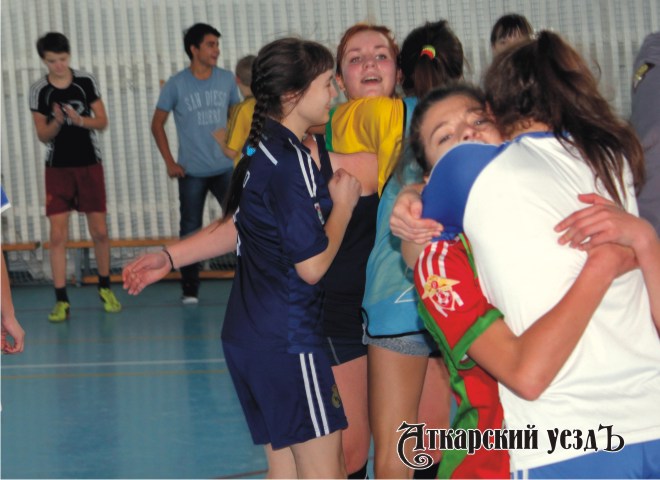 Завершились соревнования по мини-футболу среди девушек в Аткарске