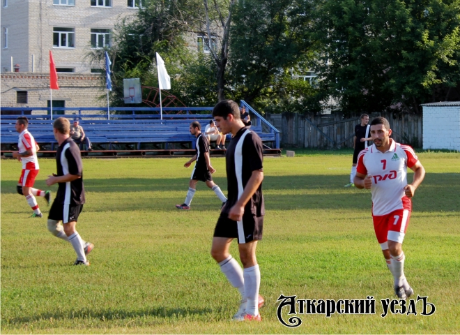 Футболисты Аткарска играют с Мокроусом