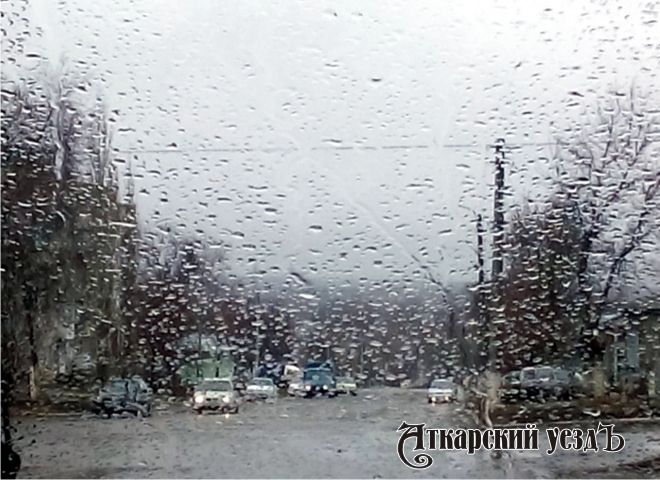 Пасмурный Аткарск и капли дождя на стекле