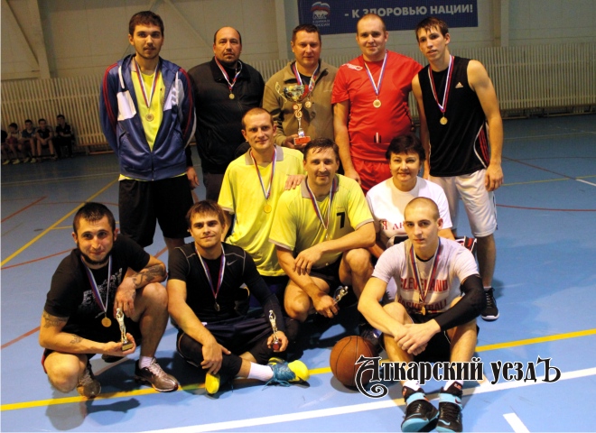 Аткарская команда «Бизон» стала победителем Открытого кубка города по баскетболу среди мужских команд