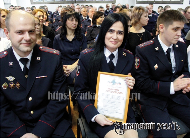 Полицейские Аткарска принимают поздравления с профессиональным праздником