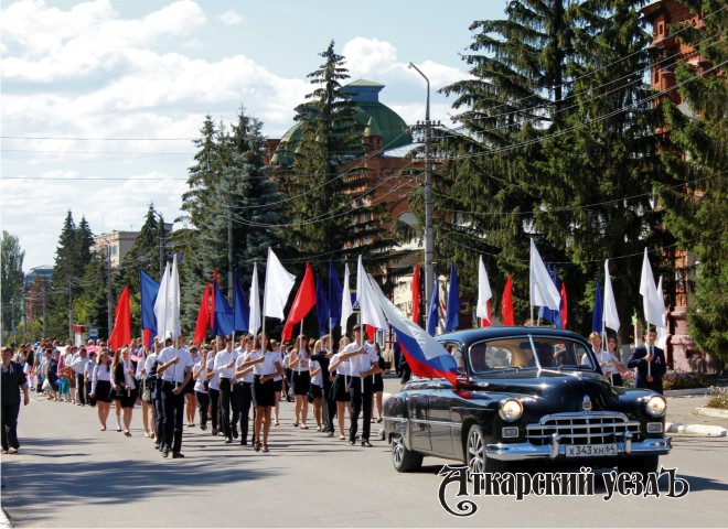 Шествием с 15-метровым триколором отметили День флага РФ в Аткарске. Фоторепортаж
