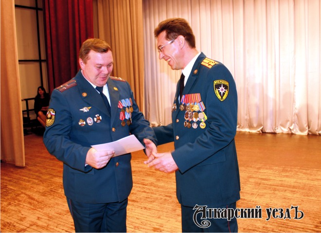 Вручение наград спасателям на 25-летии МЧС России в Аткарске