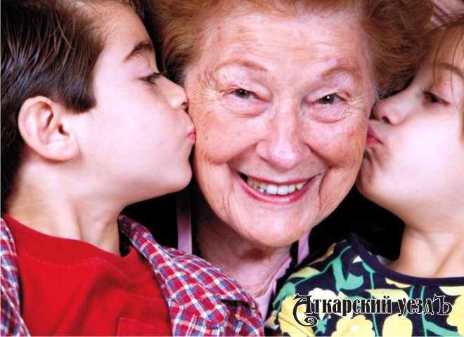 Бабушка с внуками
