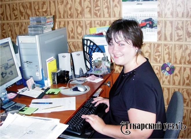 Елена Медная за письменным столом
