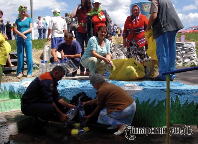 Люди наливают воду в Ломовском роднике