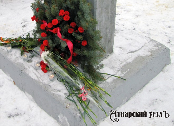 Красные гвоздики на снегу стали символом этой даты