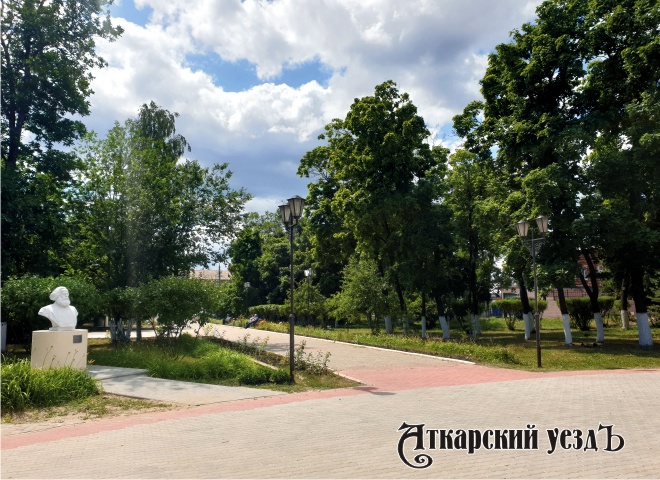 Аллея в парке города Аткарска