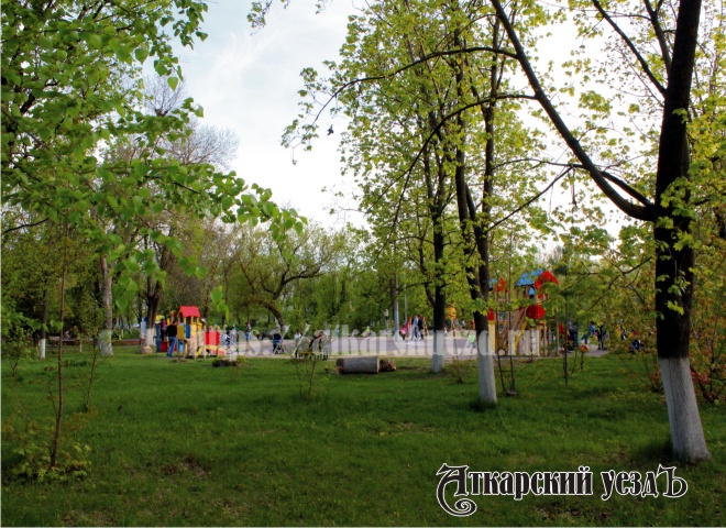 Детская игровая площадка в городском парке Аткарска