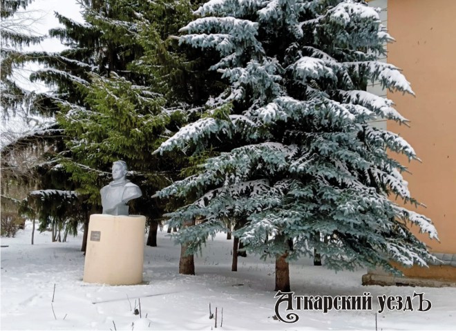 Памятник Гагарину в заснеженном парке