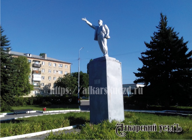 Памятник Ленину около железнодорожного вокзала в Аткарске