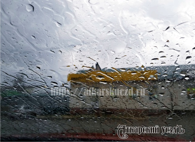 Лобовое стекло автомобиля с каплями дождя