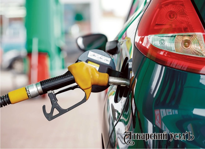 Житель Саратовской области может купить на зарплату 767 л бензина