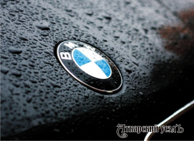 Значок BMW на автомобиле