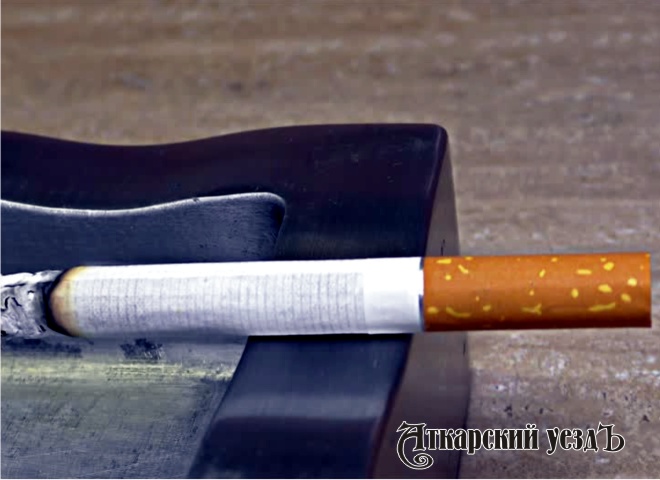 Одинокая сигарета в пепельнице