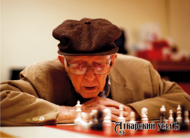 Престарелый мужчина играет в шахматы