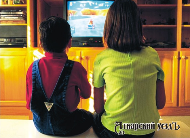Мальчик и девочка перед экраном телевизора