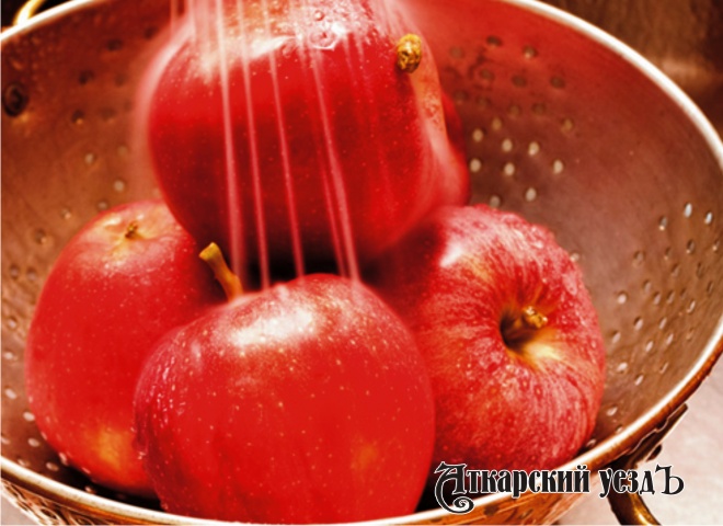 Яблоки моют водой