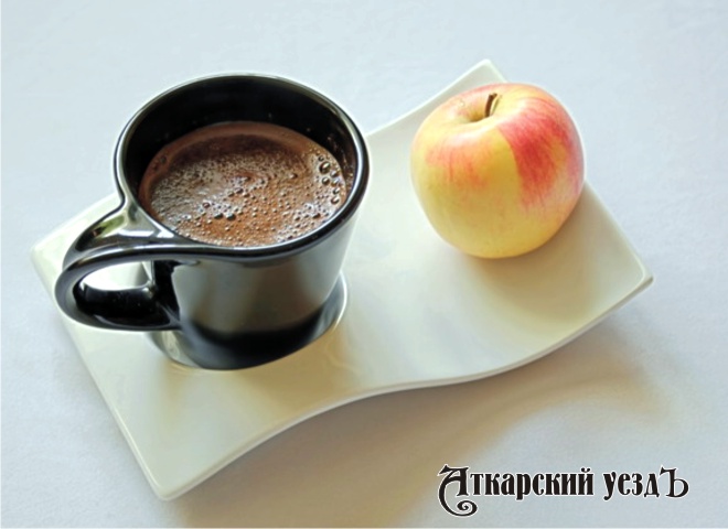Чашка кофе и яблоко