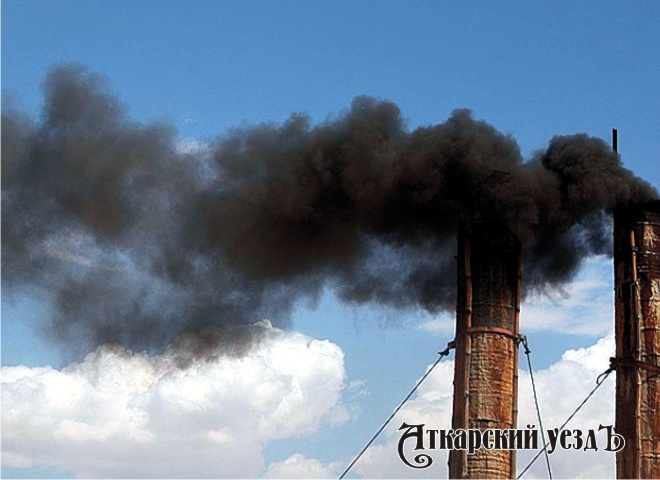 Дым из трубы промышленного предприятия