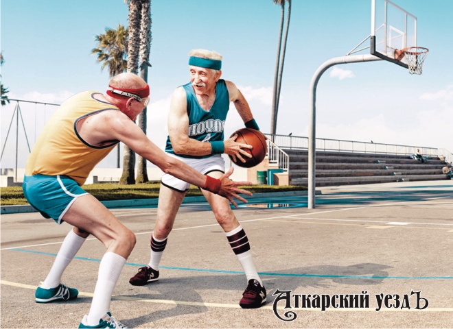 Два деда играют в баскетбол