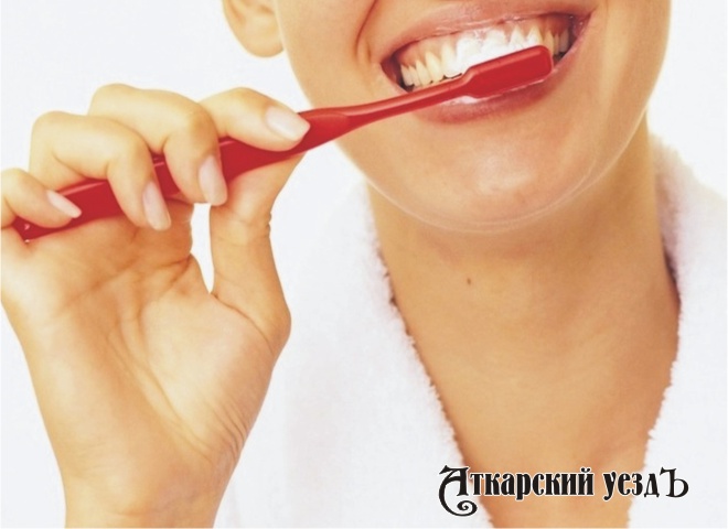 Правильно чистить зубы до или после завтрака? Стоматологи дали ответ
