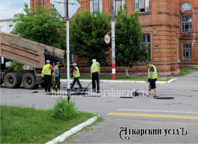 Рабочие ремонтируют дорогу на улице Советской в Аткарске