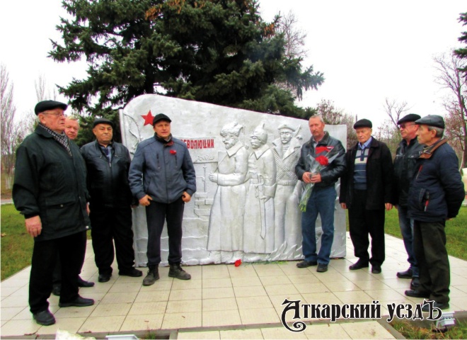 Аткарские коммунисты возложили гвоздики к памятнику Борцам революции