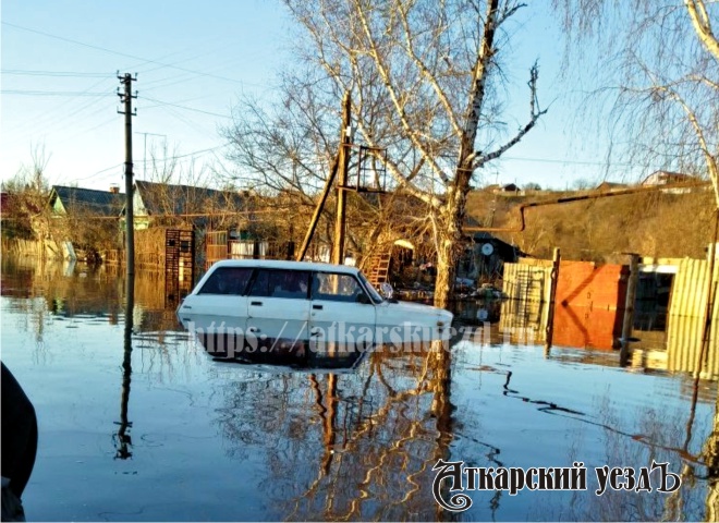 Затопленный паводком автомобиль в Аткарске