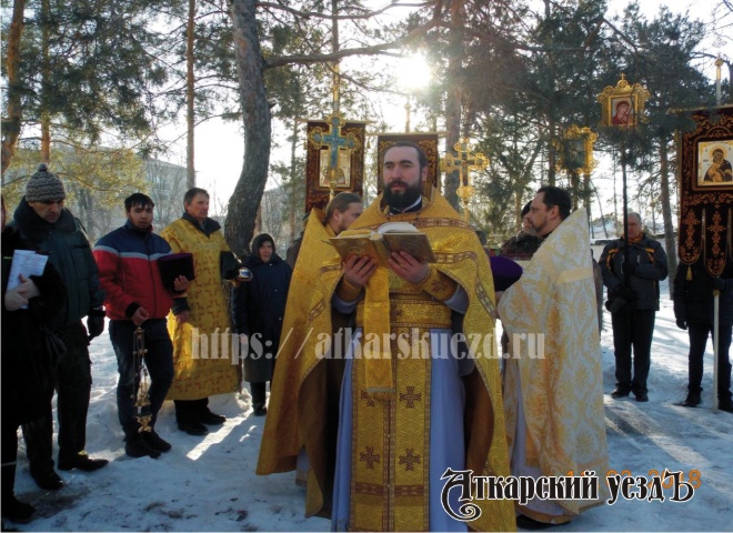 Священник Дионисий Елистратов проводит молебен