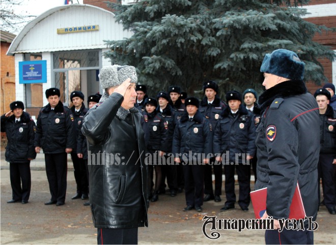 Полицейских поздравили с профессиональным праздником на плацу