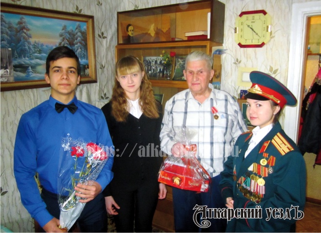 В Аткарске поздравили с Днем защитника Отечества Василия Дмитриевича Теслина