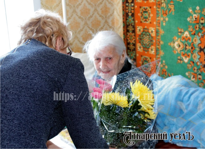 Валентина Будько поздравляет старейшую жительницу Аткарского района