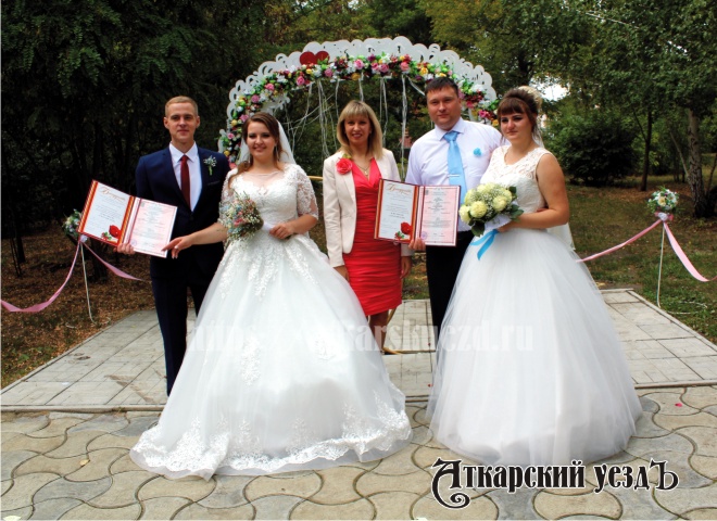 На Фестивале роз в Аткарске сыграли две свадьбы