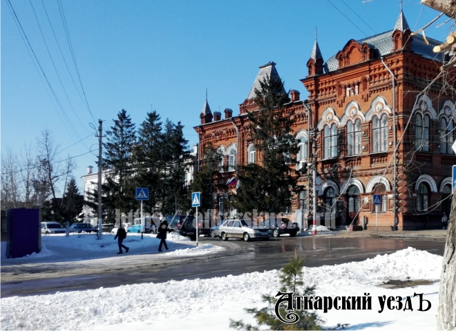 Здание районной администрации в Аткарске на улице Гагарина