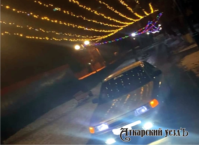 Снимок автомобиля под новогодней иллюминацией