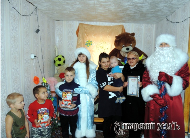Депутат и старшеклассники в Аткарске поздравили с Новым годом семью с пятью детьми