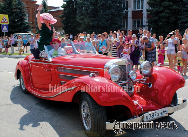 Ретро-автомобиль на Фестивале роз в Аткарске