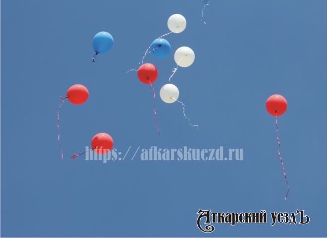 Воздушные шары в голубом небе