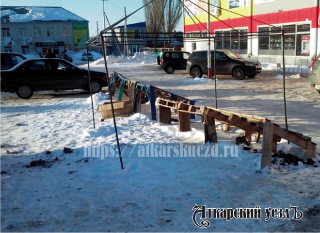 Самодельные торговые ряды на Площади Гагарина в Аткарске
