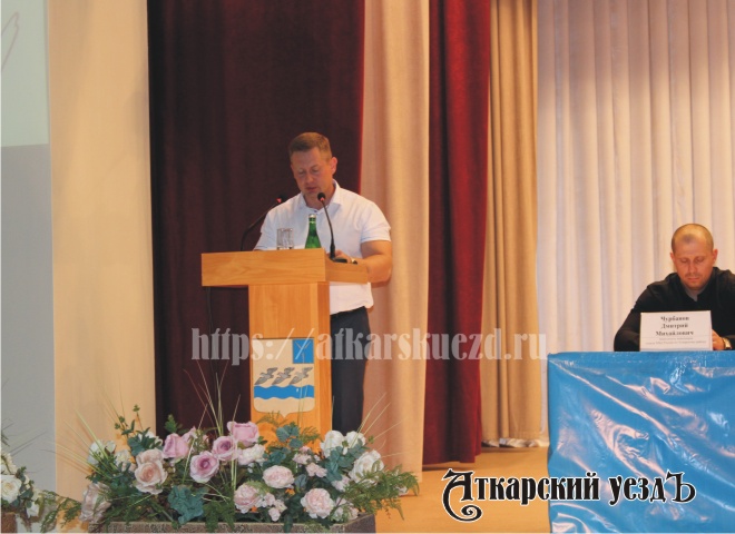 Глава Аткарского района Виктор Елин выступает на встрече с гражданами