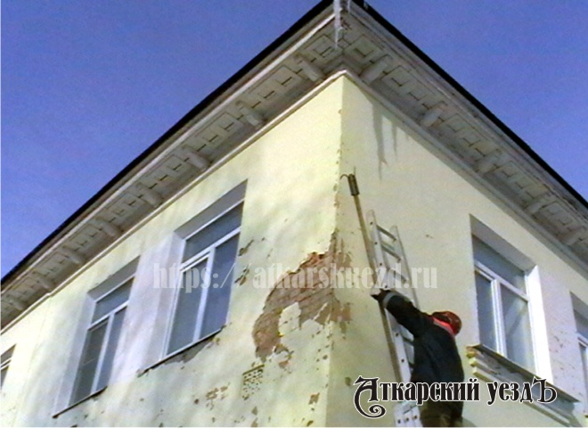 Спасатели сбивают сосульки с крыши детского сада