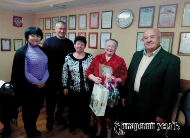 Единороссы поздравили с Днем учителя старейшего педагога Аткарского района