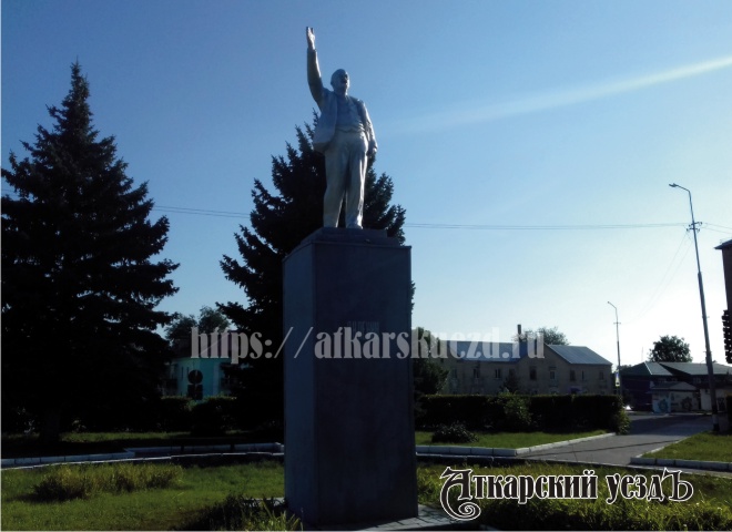 Памятник Ленину у вокзала в Аткарске