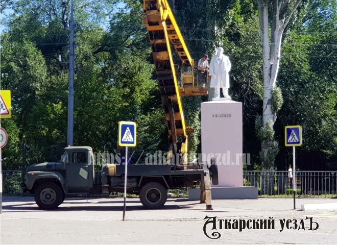Памятник Ильичу в Аткарске на пересечении Ленина и Советской