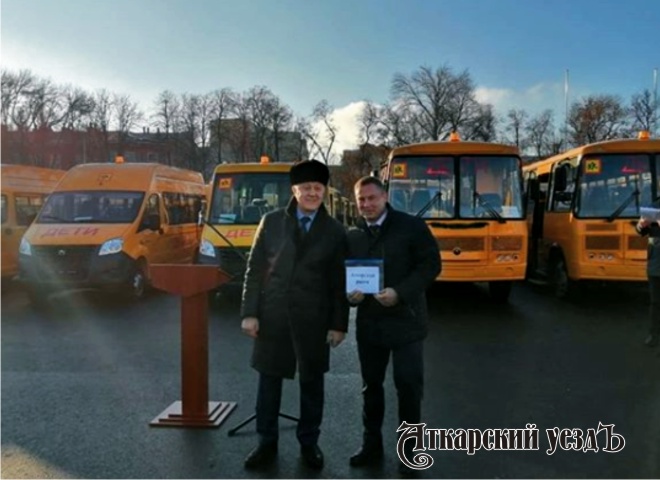 Валерий Радаев вручил Виктору Елину новый автобус