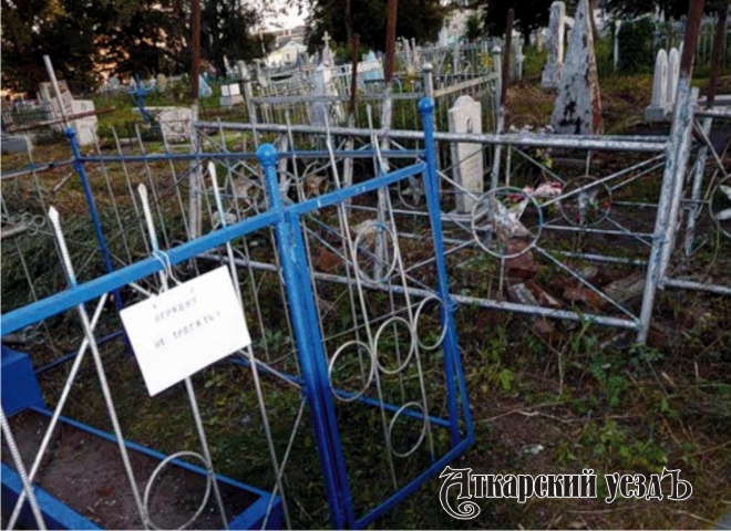 На кладбище похитили памятник с могилы, из машины – кошелек