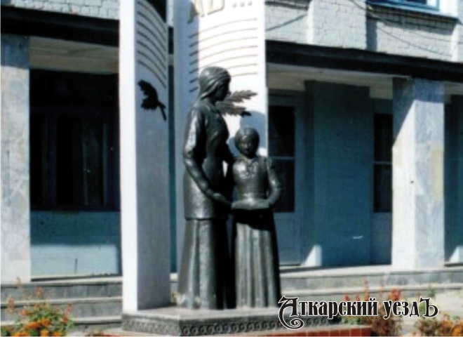 Памятник первой учительнице в Аткарске